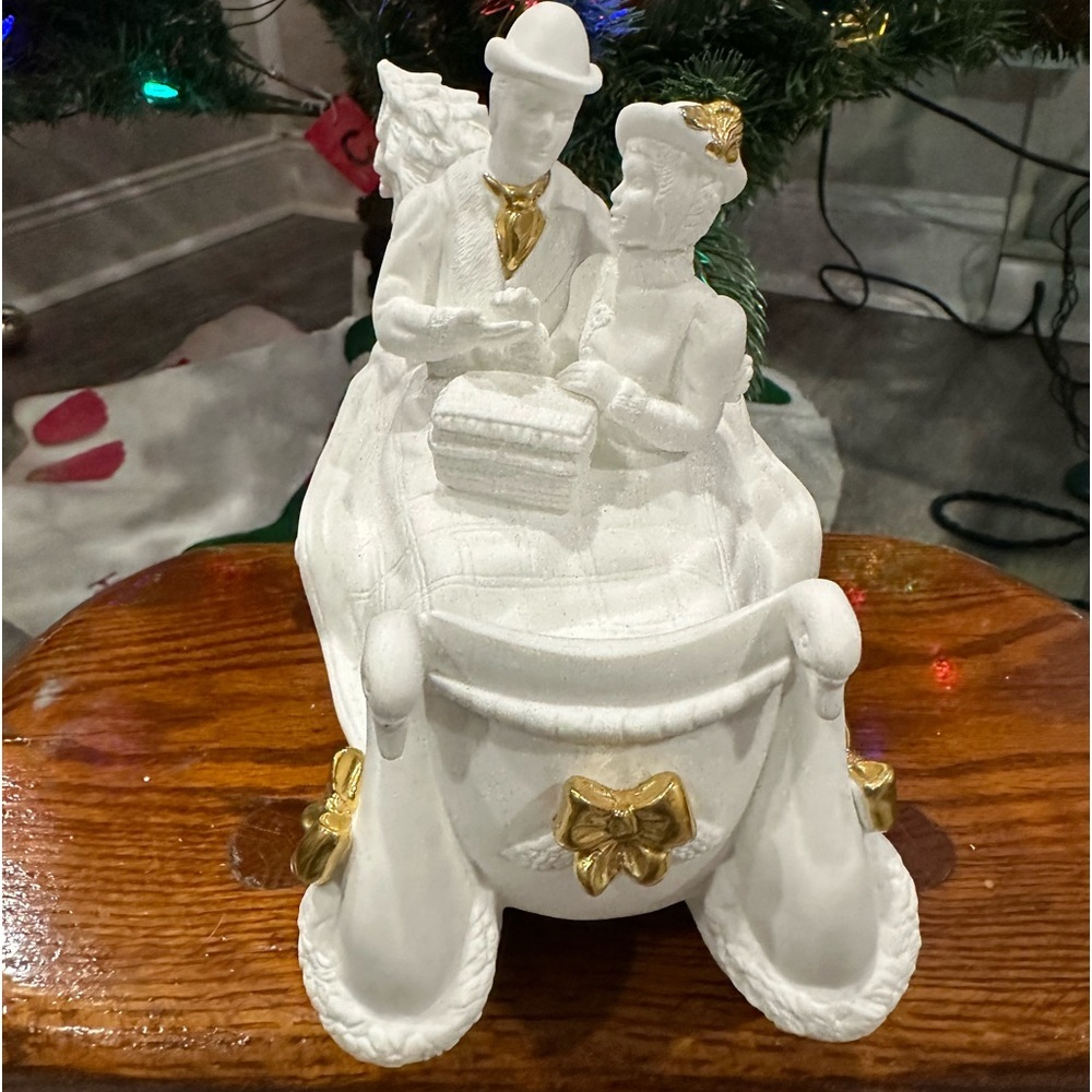 LENOX 1993 Musical Sleigh…Plays O Christmas Tree…A Young Couple in a Sleigh. - Picture 3 of 11